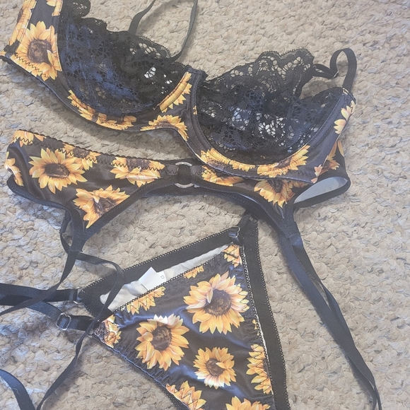 💜 New Sunflower Lingerie Set with Garter Belt - Picture 4 of 5
